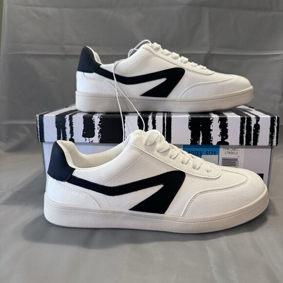 Dolce Vita Shoes - Womens Sneakers Size 7.5 White and Black Dolce Vita Vasser Walking Shoes Comfort